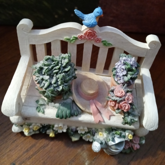 San Francisco Music Co.Bench Music Box &Tyndale- Ceramic Heavy Basket Vintages. - Picture 15 of 16